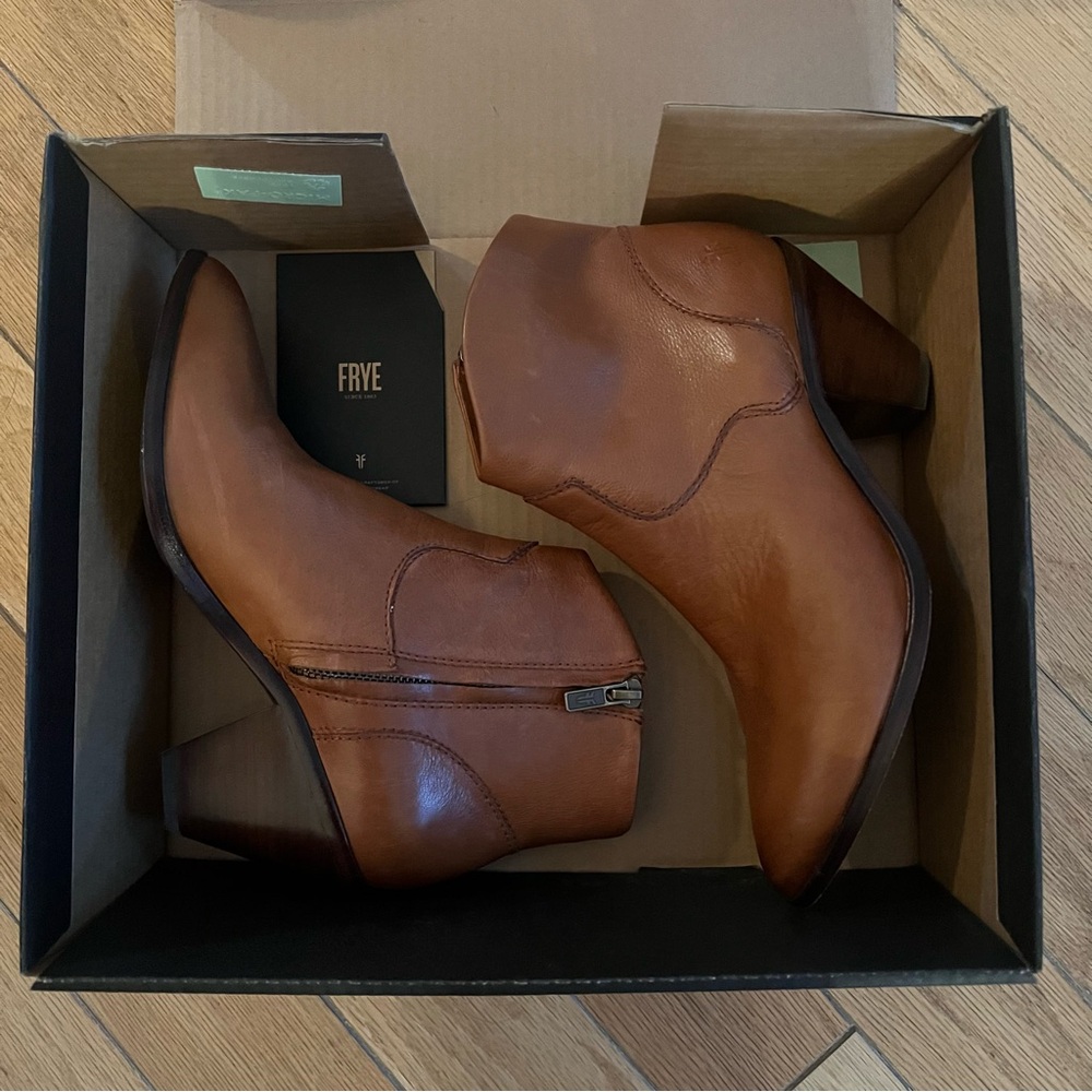 NIB FRYE Jennifer Cognac Leather Ankle Boots - Picture 2 of 5
